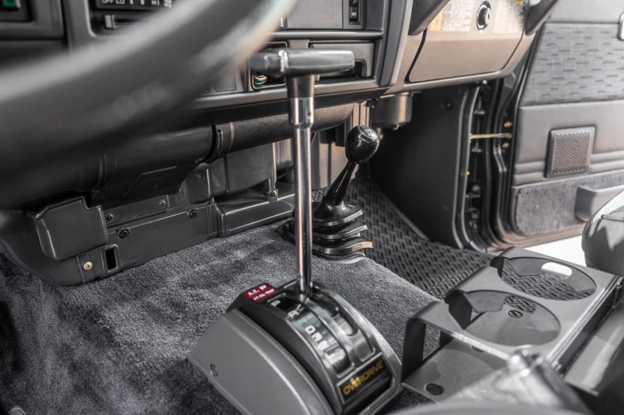Детали интерьера Toyota Land Cruiser (FJ62) 1988 года  (фото 107 из 164)